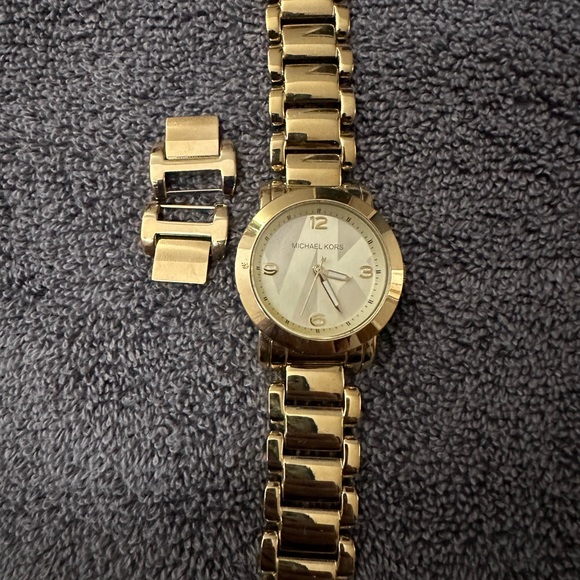 Michael Kor’s watch with all the links. No Box, new battery needed. - Picture 1 of 2